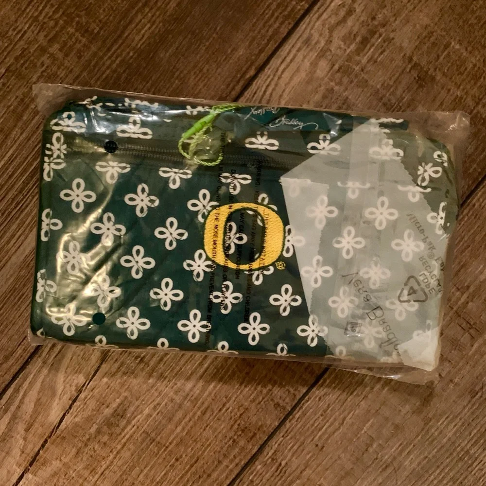 NWT Vera Bradley University of Oregon Front Zip Wristlet Wallet Bag Collegiate